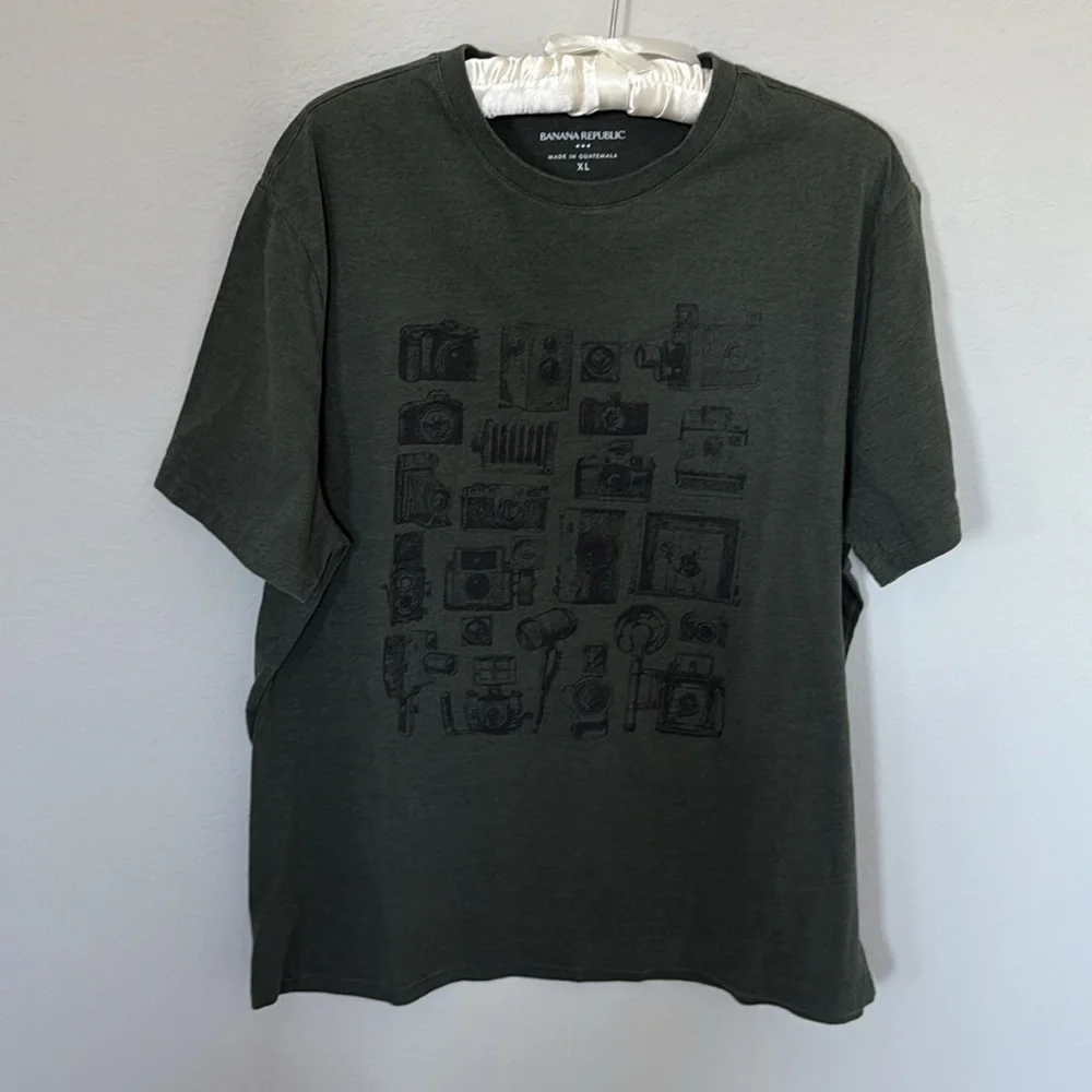 Banana Republic Dark‎ Green Graphic Tee XL